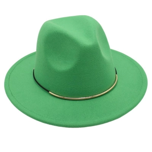 Texture détaillée du chapeau fedora en laine verte avec ruban métallique or et noir
