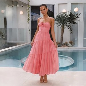 Detail eines pinken Stufen-Maxikleids mit Spaghettiträgern und Rückenfreiem Design
