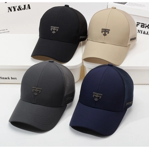 Gros plan de casquettes de baseball en maille respirante avec logo M métallique
