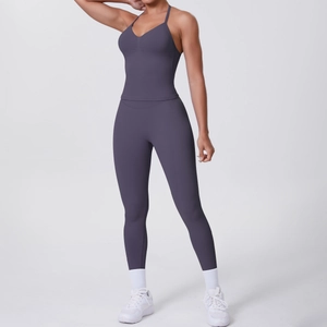 Detail der High-Waist Fitness-Leggings und V-Ausschnitt Yoga-Top in Dunkelgrau-Violett