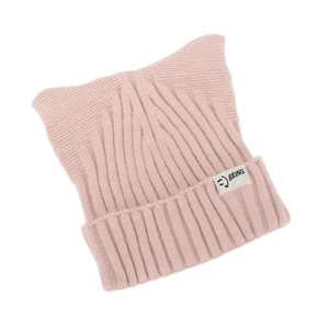 Détail d'un bonnet en maille rose clair avec oreilles de chat et étiquette logo Bring