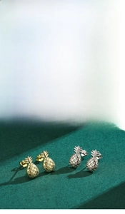 Détail des boucles d'oreilles ananas en argent s925 serties de zircons jaunes fins