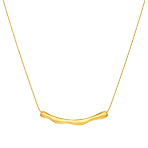 Collier doré élégant avec pendentif ondulé irrégulier et chaîne serpent fine