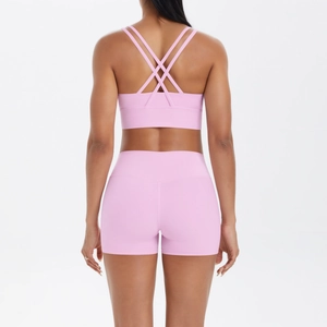 Vue arrière d'un ensemble de yoga rose avec bretelles croisées et short de sport