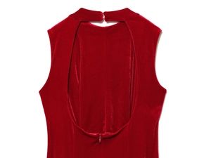 Détail de la robe midi en velours rouge montrant le col haut et le dos ouvert