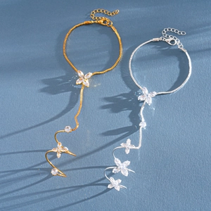 Vista dettagliata di eleganti bracciali anello con fiori in zircone oro e argento.