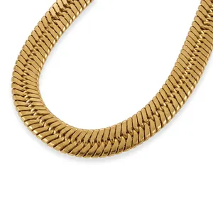 Detailaufnahme der goldenen flachen Schlangenkette mit polierter Oberfläche