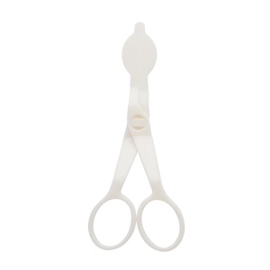 Pince à nez en plastique blanc pour bébé et nettoyeur de nez sur fond blanc propre