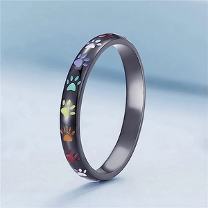 Detail van zwarte ring met kleurrijke regenboog kattenpootjes in emaille afwerking