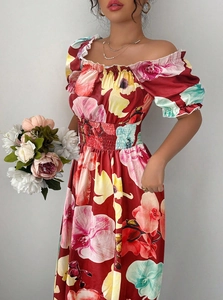 Détails des plis à la taille et manches bouffantes sur robe fleurie en satin