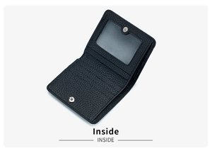 Vista interna del portafoglio minimalista in pelle nera con slot per carte e finestra ID