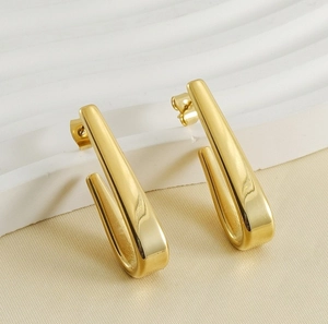 Détails de boucles d'oreilles en acier titane doré en forme de U sur surface texturée