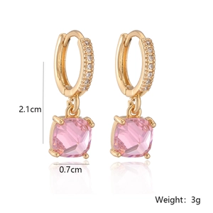 Dettaglio degli orecchini dorati con ciondoli in zircone rosa quadrato e dimensioni