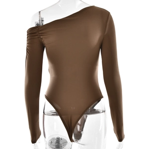 Détail du body marron à une épaule et manches longues avec fronces sur un mannequin de mode