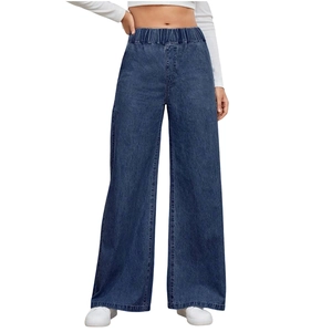 Dettaglio dei jeans a gamba larga a vita alta da donna con cintura elastica arricciata