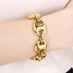Elegant 18k gold-plated stainless steel pig-nose chain bracelet worn by a model