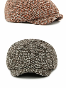Détails rapprochés de casquettes gavroche en tweed texturé en rouge-orange et gris-noir