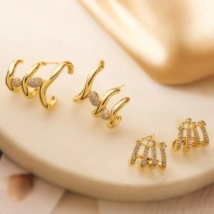 Boucles d'oreilles géométriques dorées avec zircons et motif serpent pour femme