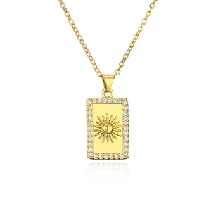 Collier en cuivre plaqué or 18 carats avec pendentif soleil rectangulaire et zircons
