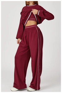 Détail d'un ensemble de sport bordeaux avec rayures blanches sur le sweat et le pantalon