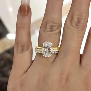 Detailansicht eines dreiteiligen Ring-Sets mit ovalem Stein und Gold-Oberfläche
