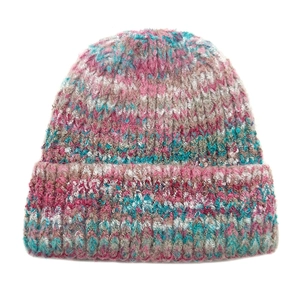 Détail du bonnet en maille multicolore avec des fils épais rose, bleu et gris mélangés