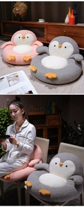 Détail de coussins pingouin en peluche rose et gris avec texture douce en velours teddy