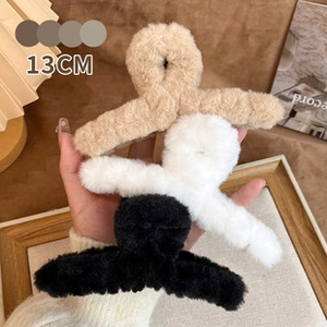 Dettaglio di pinze per capelli in peluche da 13cm in kaki, bianco e nero morbidi