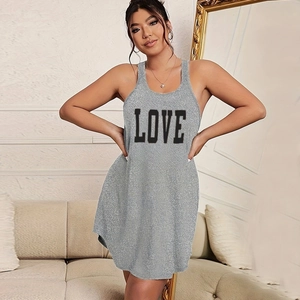 Dettaglio del vestito da notte grigio in cotone con lettere LOVE nere stampate sopra