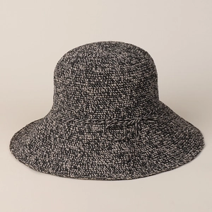 Gros plan sur le chapeau de soleil tressé avec texture noir et blanc et nœud décoratif