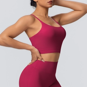 Gros plan des fines bretelles et du tissu élastique du soutien-gorge de sport magenta