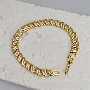 Dettaglio macro del bracciale in rame placcato oro 18k con zirconi incastonati AAA+