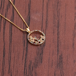 Collier créatif doré avec pendentif papillon orné de cristaux colorés pour femmes