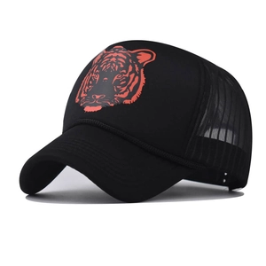Détail d'une casquette trucker noire avec imprimé tête de tigre 3D et maille respirante