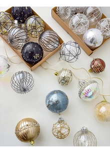 Vista dettagliata di palline di Natale da 8 cm in blu, oro e argento scintillante