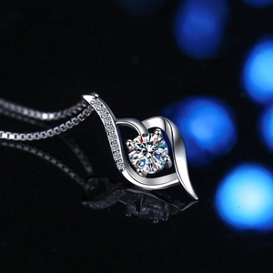 Elegant S925 sterling silver heart necklace with sparkling round moissanite pendant