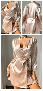 Détail du peignoir en satin rose champagne avec taille lacée et nuisette en soie assortie