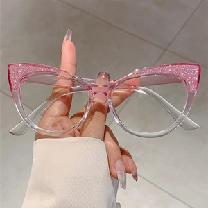 Dettaglio montatura occhiali cat-eye rosa con glitter e finitura in plastica traslucida