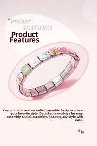Dettaglio macro del bracciale a charms italiano con maglie e incisione one day at a time