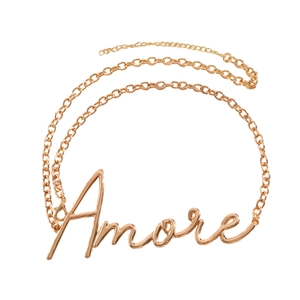 Elegante goldene Metall-Taillenkette mit „Amore“-Schriftzug für modische Damen-Accessoires.