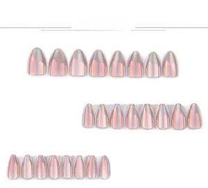 Detailansicht kurzer Mandel-Press-on-Nägel mit Aurora-Katzenaugen-Chrome-Finish, 24er-Set
