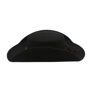 Detalle de un sombrero de caballero negro étnico con cordón de cuero sobre blanco