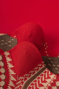 Gros plan de chaussettes en laine rouge avec tricot jacquard flocon et texture épaisse