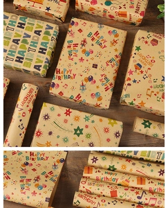 Détails de motifs de fête sur papier kraft épais avec présentation de boîtes cadeaux