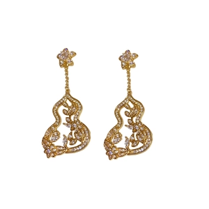 Boucles d'oreilles raffinées plaquées or en forme de gourde avec incrustation de zircons