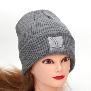 Berretto in maglia grigio con risvolto e logo minimalista su sfondo bianco