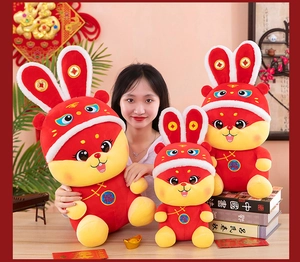 Mascotte peluche coniglio rosso festivo per Capodanno cinese, vista di tre dimensioni.