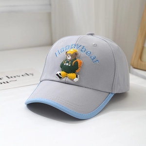 Dettaglio cappellino grigio per bambini con orsetto 3D e ricamo Happybear blu