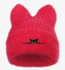Detailansicht der flauschigen rosa Katzenohren-Mütze mit schwarzer Katzen-Stickerei