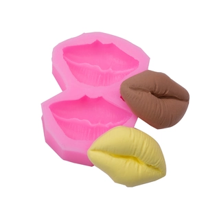 Stampo in silicone rosa a forma di labbra per fondente e cioccolato con campioni